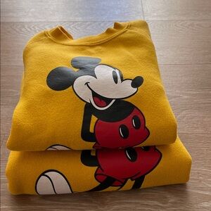 DISNEYPARKS Disneyland Yellow Crewneck Sweater Mickey Mouse Standing Set